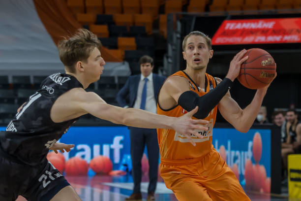 通过与这些 通过与这些