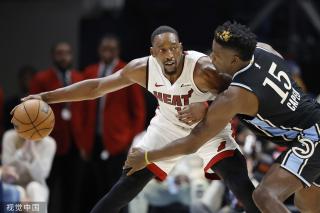 更衣室里每 更衣室里每